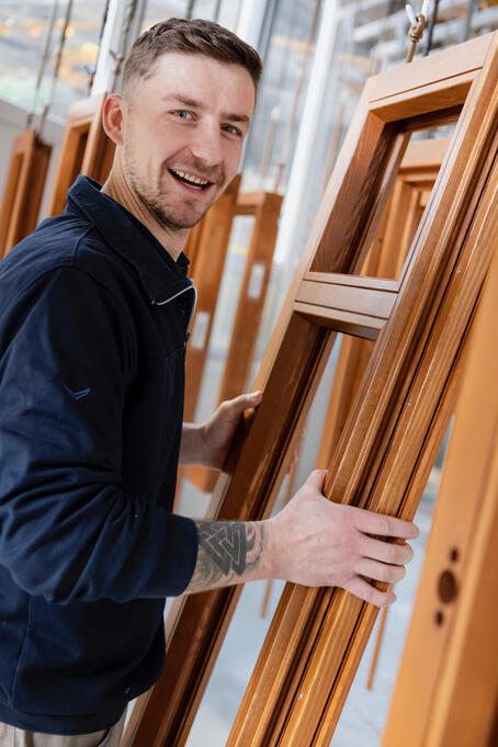 Bild mit Mann und Fenster von Fenster Striegel